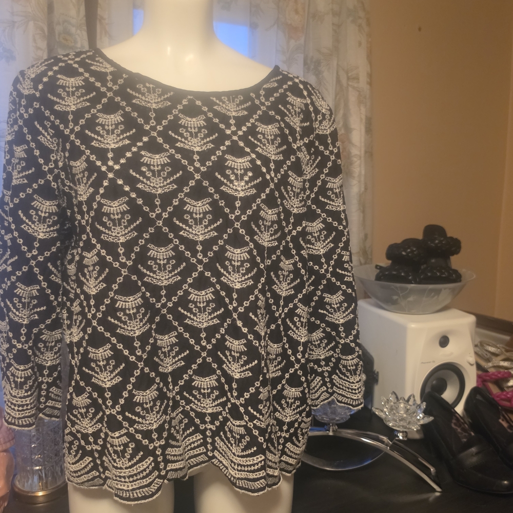 GAP Black and White Crochet Pattern Flowy Top